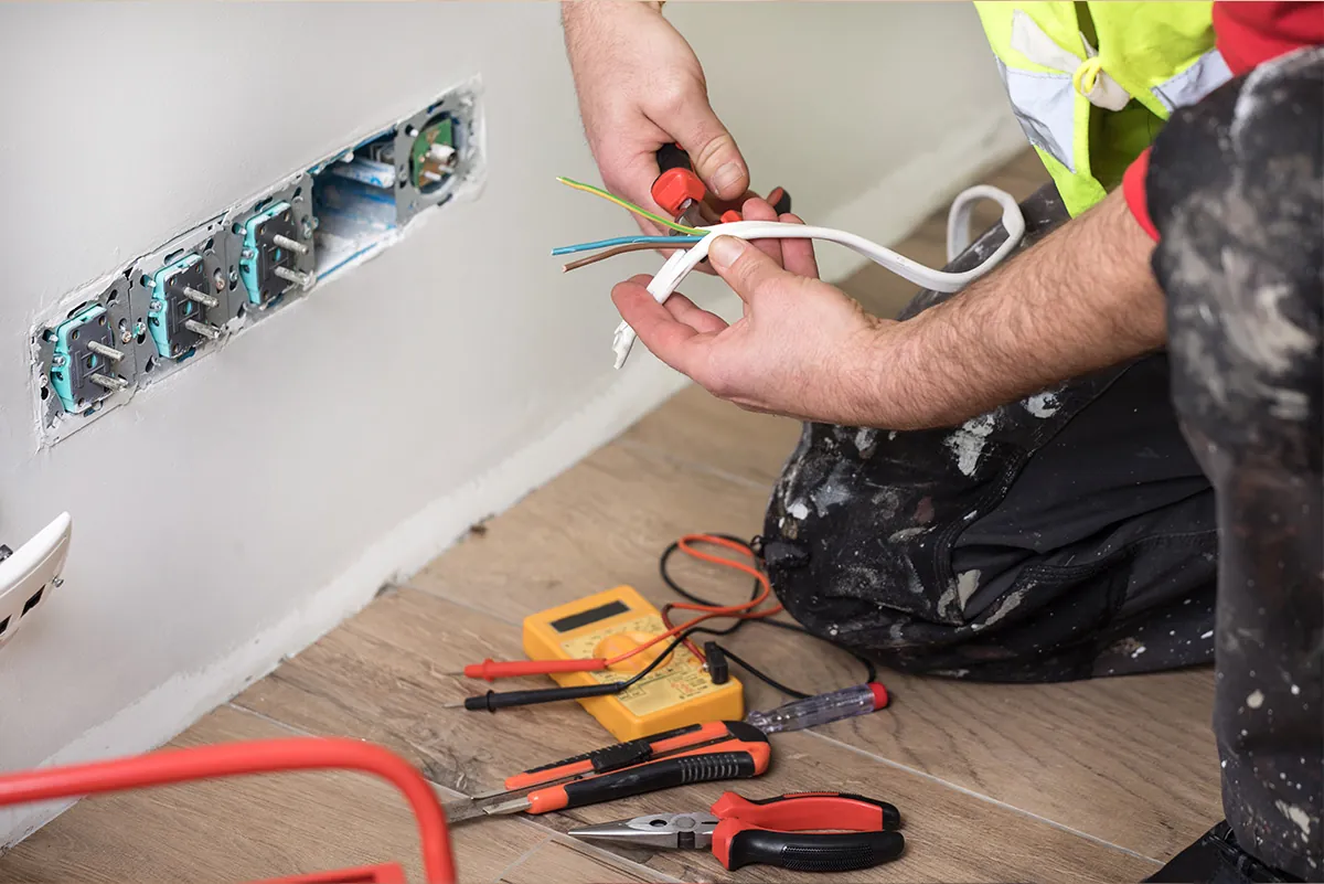 Eletricista da SHSoluções a instalar tomadas e interruptores numa casa em Braga