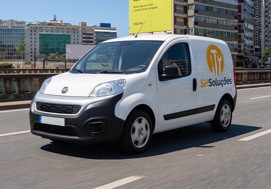 Carrinha de serviço da SH Soluções a circular numa avenida, cobertura em todo o distrito de Braga