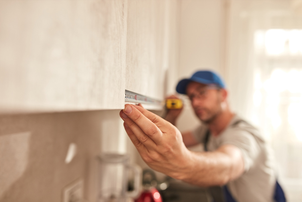 Técnico da SH Soluções em trabalho de manutenção geral ao domicílio