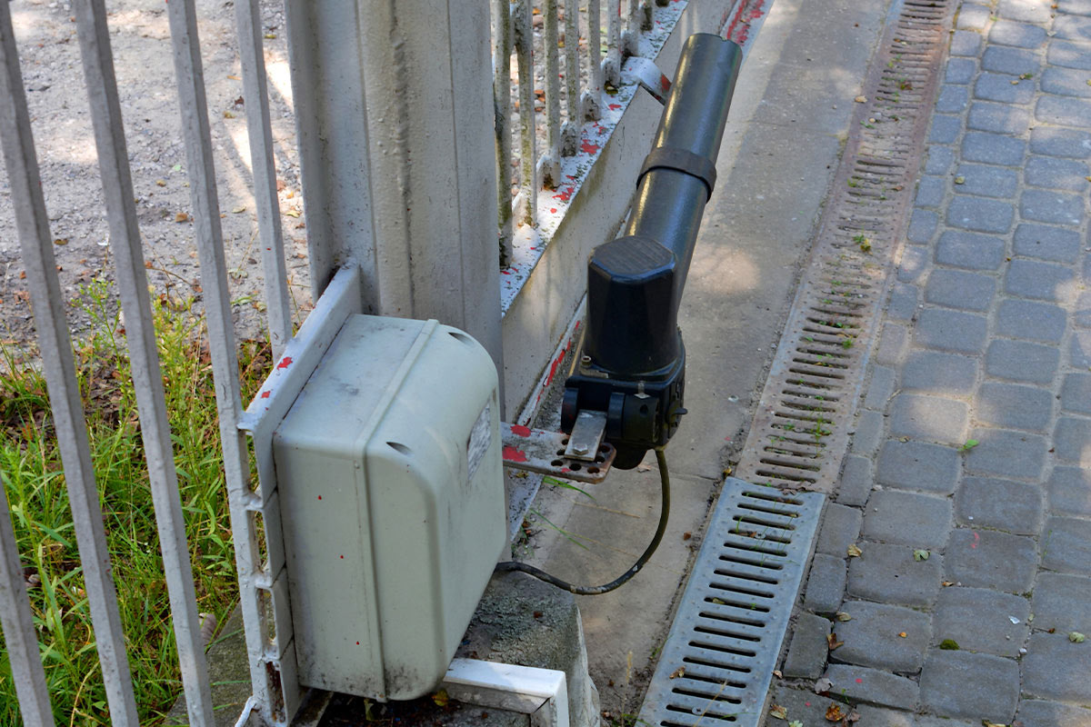 Portão automático de metal instalado pela SH Soluções em Braga